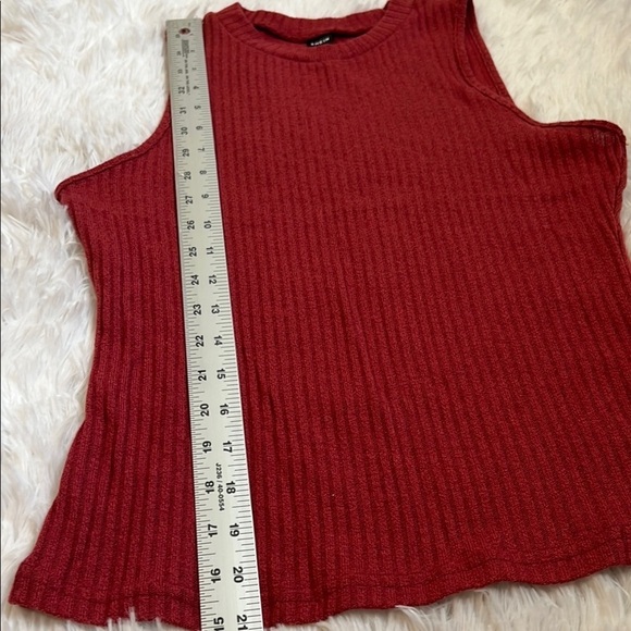 Sleeveless Ribbed Red Top - Picture 3 of 4